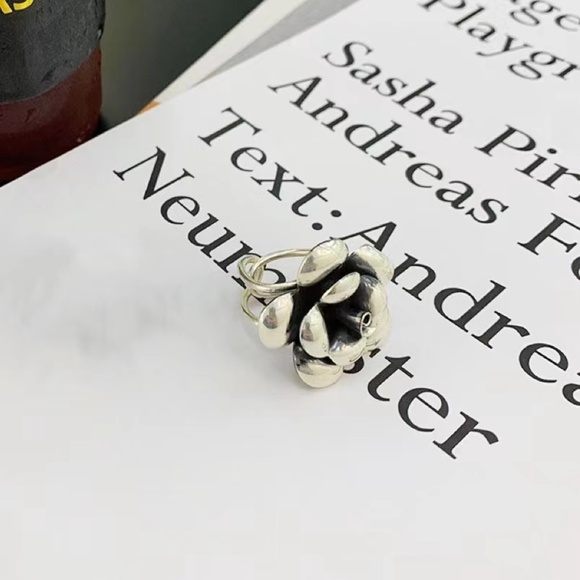 ✨NEW LAUNCH✨ 925 stamped adjustable ring with vintage flower - Picture 3 of 3